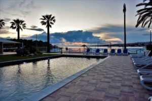 Hotel Liberty Pool bei Sonnenuntergang